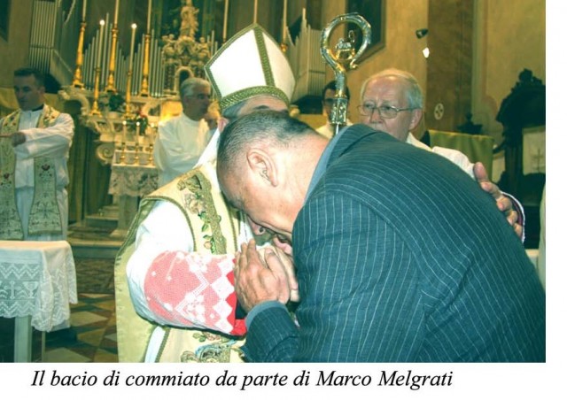 Marco Melgrati bacia l'anello del vescovo nella basilica di Alassio