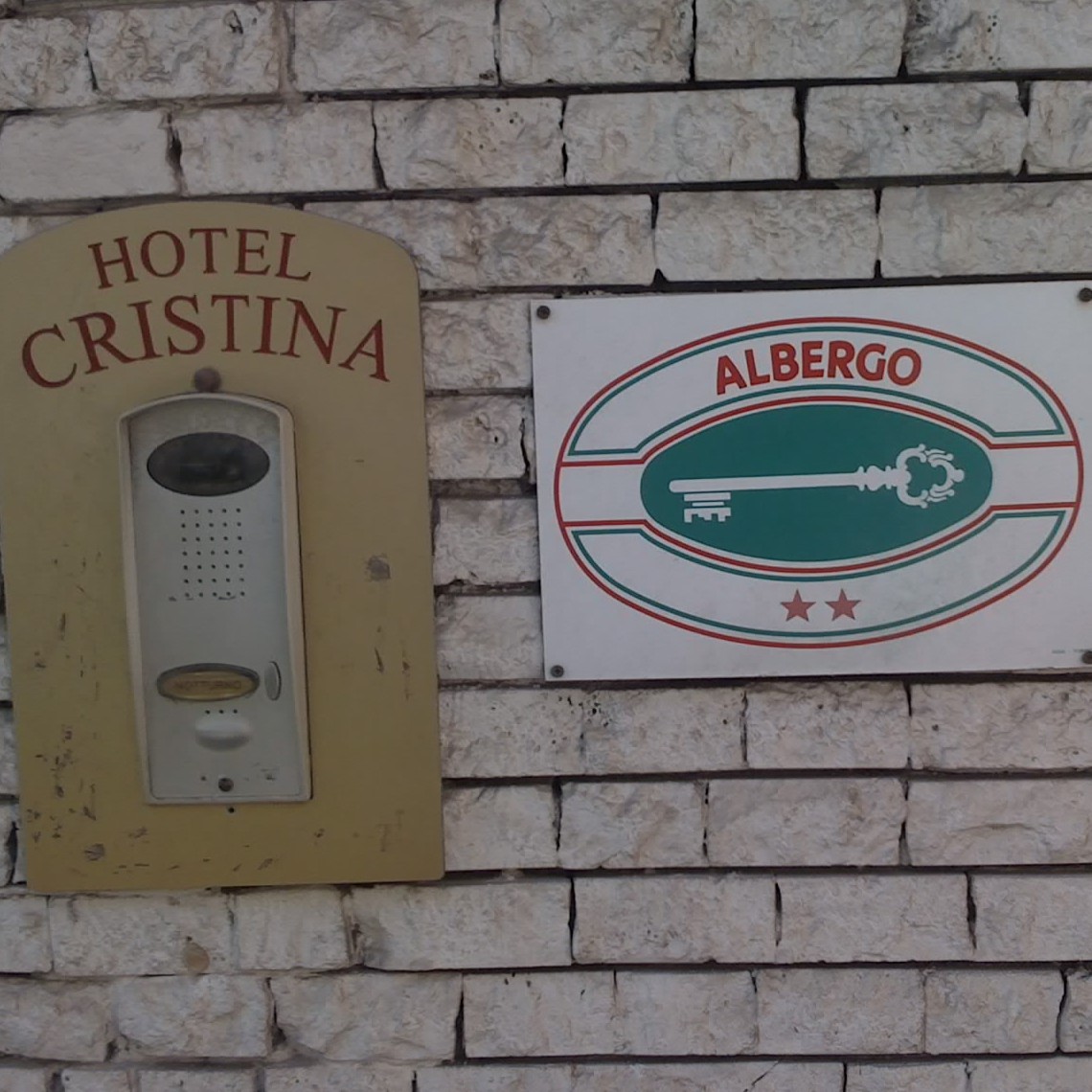 Borghetto S. Spirito, addio all’hotel Cristina. Fronte mare con parcheggio. Chi se ne frega ?
