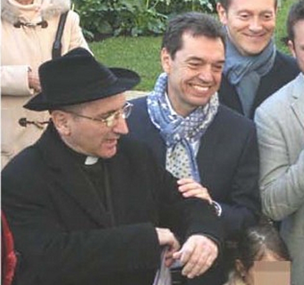 Albenga: monsignor Borghetti e i quattro abbracci dell’onorevole Vazio. Che teatrino!