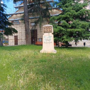 Loano che tristezza! La chiesa chiusa, i ponteggi non rimossi. Nel convento degli agostiniani sono rimasti solo migranti. All’esterno erbacce adornano la statua