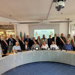 Borghetto S. Spirito, onori alla ‘Festa dei sindaci’. Ma c’è chi scrive: Parata autocelebrativa, più che vera riflessione sulla storia amministrativa del paese