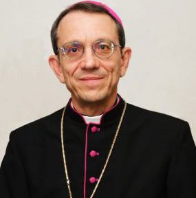 La crociata contro il vescovo di Savona (e un gesuita), prima era toccato a Papa Francesco. Chi è ‘mister petizioni’ con 1.300 firmatari