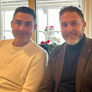 Ventimiglia, folla, onori e contestazioni per Vannacci. L’abbraccio con Borghezio, mito della Lega. Il benvenuto del sindaco