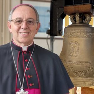 Il vescovo Suetta e la campana antiaborto. Protesta di partiti e associazioni in piazza. Ma il direttore giornalista: “Un delirio retorico-ideologico della sinistra”