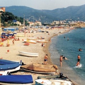La prima storia delle spiagge della Liguria: il Ponente savonese nel secolo scorso. La ricerca di Vittorio Tigrino e Anna Ferrando, laureata e diplomata