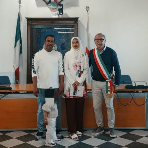 Pietra Ligure, la foto su Res Publica. Maria, hijab sul capo, giura fedeltà alla Costituzione e ha scatenato l’inferno. Il direttore Pesce: “Con ripugnanza e indignazione ho letto…”