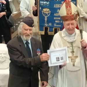 Villanova d’Albenga, lo scultore Furlani dona due opere d’arte alla parrocchia di Santo Stefano. Cerimonia solenne officiata dal vescovo Oliveri