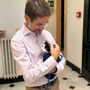 Loano, viral hit dell’estate. Il sindaco porta alla ribalta “il mio amico gatto” mascotte della Polizia locale
