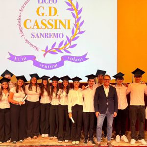 Sanremo, 160 diplomi al Liceo Cassini. Gli assessori Scajola e Lombardi: “La Liguria ha bisogno di energie, idee e competenze”. Largo ai giovani? Politici e partiti diano il buon esempio