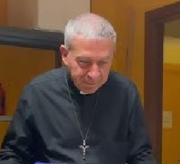 Don Meo, il parroco che celebra e sorride in 10 parrocchie. L’emozionante storia di Nicola rimasto solo e ospitato a Cengio nella “Casa degli scapoli”