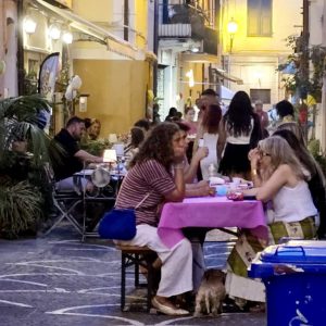 Pietra Ligure sfida le ferie d’agosto. Consiglio comunale alle 9 del mattino. E’ il castigo ad una mozione consiliare. Il turismo dei vicoli ricchi di nuovi dehor