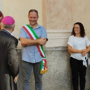 Riva Faraldi: quando le feste patronali non sono uno sfoggio. E la nipote di don Calzia, per 50 anni parroco, diventa benefattrice della chiesa
