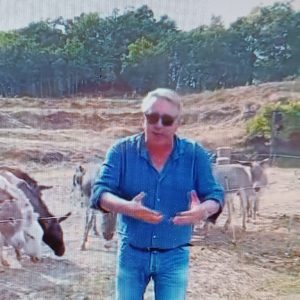 L’avvocato, ex sindaco di Varazze, consigliere regionale: “Il mio video ferragostano tra i somari. L’asino insegna che bisogna lavare la testa a… e non a lui”