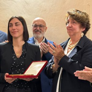 Pontedassio premia il “Personaggio dell’anno 2026”. Il prof. Calzamiglia pilastro che vale oro della cultura locale. Schivo e riservato