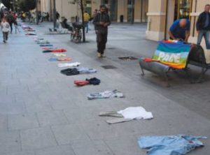 Savona: vestiti senza bambini. I piccoli martiri (22-25 mila) di Gaza. I portuali liguri primi ad indignarsi. La “morale” dei consigli comunali. Chi tace fa storia